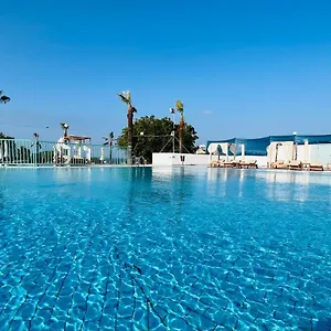 3* מלון Adelais Bay